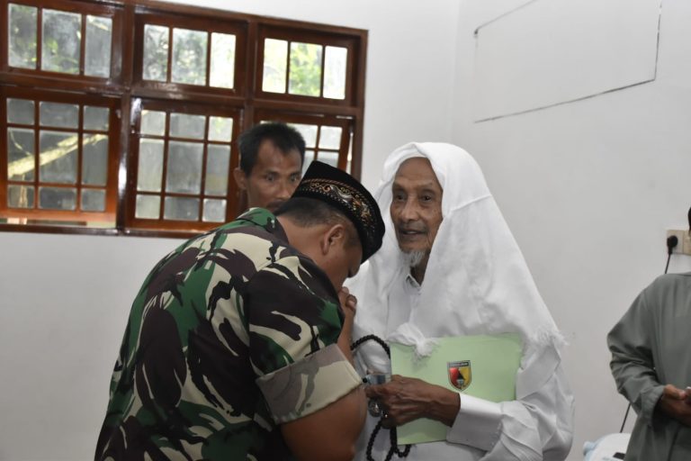 Ke Madura, Pangdam V Brawijaya Silaturahim Ke Ulama Sampang KH Isma’il