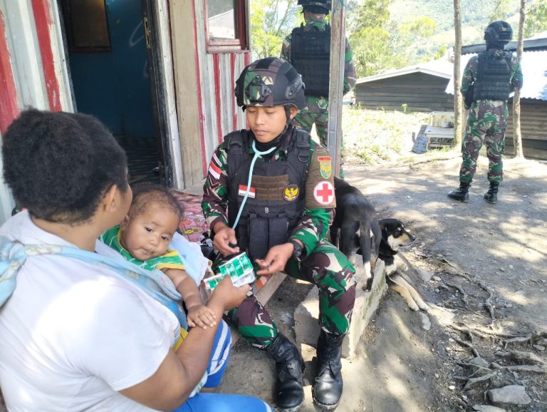 Peduli Anak Papua, Yonif Raider 142/KJ Berikan Yankes Warga Tolikara Dengan TMC
