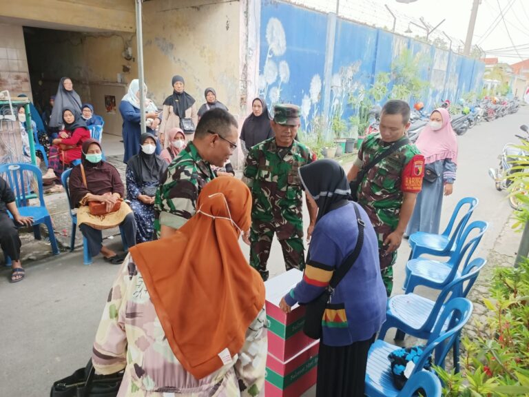 Danramil Karangpilang Takziah dan Beri Santunan Korban Perahu Tenggelam