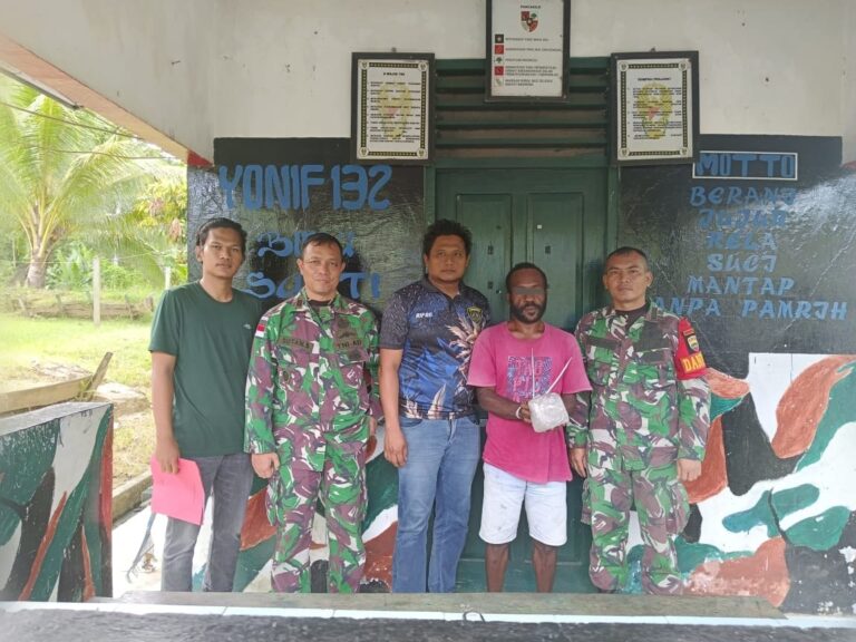 Satgas Yonif 132/BS Aman Pemuda Pembawa 250 Gram Ganja Kering Di Papua