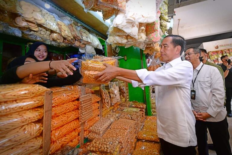 Ke Pasar Johar Baru, Jokowi: Yang Jelas, Harga Banyak Yang Turun!