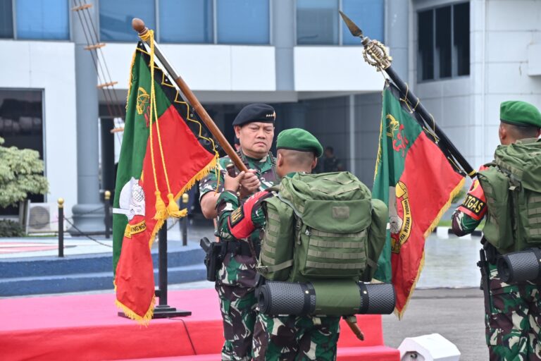 Diangkut KRI Teluk Palu, Panglima TNI Lepas Pasukan Laba-laba Hitam dan Teratai ke Papua