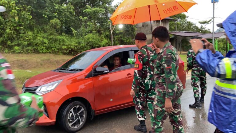 Peduli, Satgas Pamtas Yonif 645/Gty Bagikan Takjil Pada Warga Perbatasan RI-Malaysia