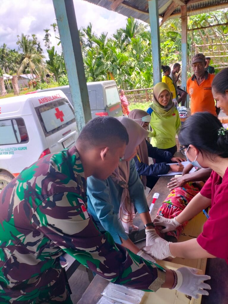 Peduli, Satgas Yonif 143/TWEJ dan Puskesmas Senggi Gelar Pengobatan Gratis Untuk Warga Perbatasan