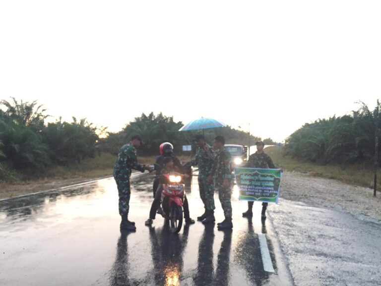 Peduli, Satgas Pamtas Yonif 645/Gardatama Yudha Bagikan Takjil di Perbatasan RI-Malaysia