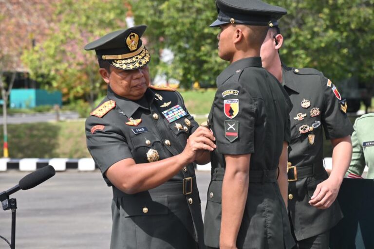 Pangdam V/Brawijaya Lantik Anak Kuli Bangunan Jadi Prada Pada Penutupan Dikmata TA 2023