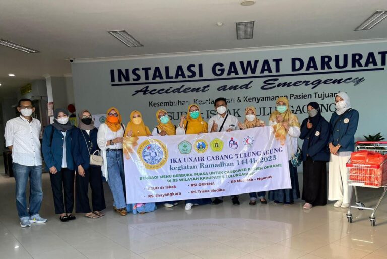 Peduli, IKA Unair Berbagi Hati dan 590 Kotak Nasi di 5 Rumah Sakit