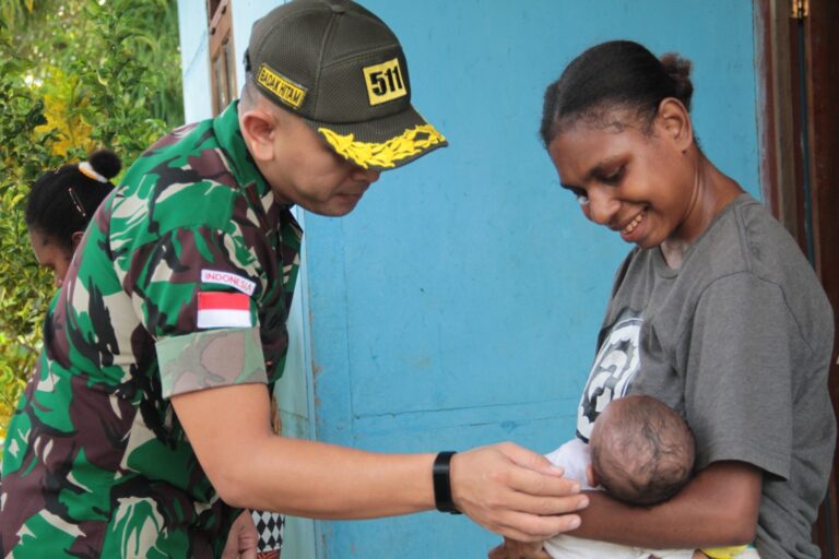 Tak Cuma Jaga Perbatasan, Pasukan Badak Hitam di Merauke Beri Layanan Kesehatan