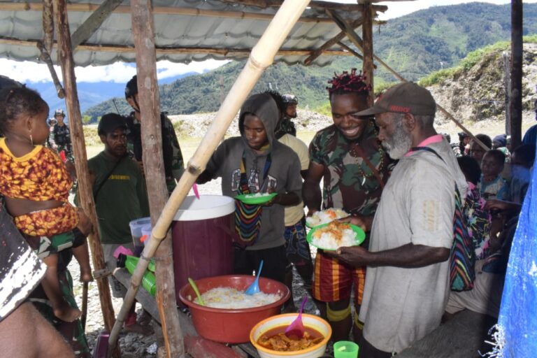 Jemput Berkah Idul Fitri, Satgas Yonif RK 115/ML Serahkan Bantuan dan Makan Bersama Warga Papua