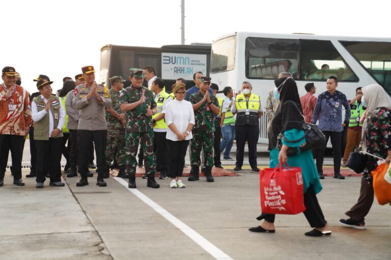 Panglima TNI Sambut WNI Yang Dievakuasi Dari Sudan di Bandara Soekarno Hatta