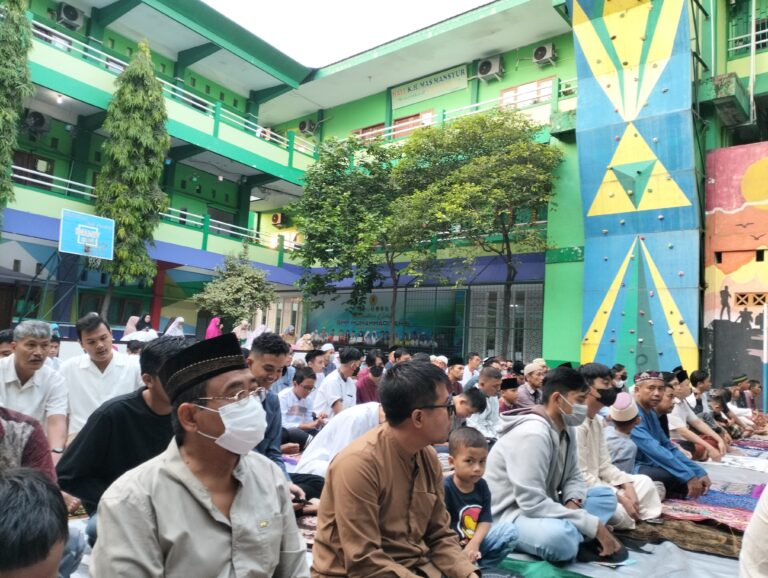 Rayakan Idul Fitri, Ribuan Jamaah Penuhi SD Muhammadiyah 22 Surabaya