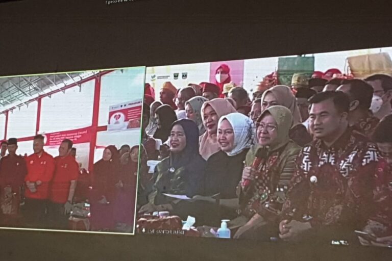 Kaum Lansia Minta Jadi Menteri Sosial Seumur Hidup, Tri Rismaharini Tertawa