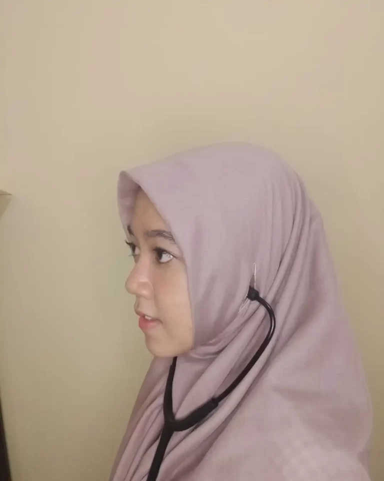 Solutif, Dokter Muda Ini Bikin Hijab Premium Yang Stethoscope Friendly