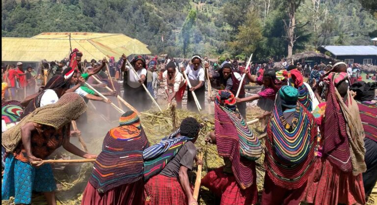 Dukung Pembangunan Gereja, Satgas Yonif 721/Mks dan Masyarakat Gelar Tradisi Bakar Batu