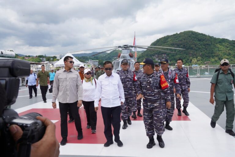 Menkopolhukam Mahfud MD Tinjau Kesiapan KRI WSH-991 Dukung KTT ASEAN di Labuan Bajo