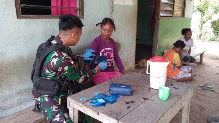 Satgas Yonif 132/BS Beri Layanan Kesehatan Gratis Untuk Masyarakat Papua