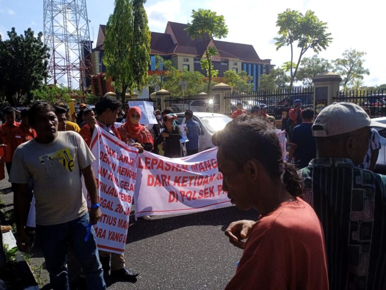 Ratusan Masa SPKN Riau Unjuk Rasa Tuntut Tahanan Polsek Pinggir Dibebaskan