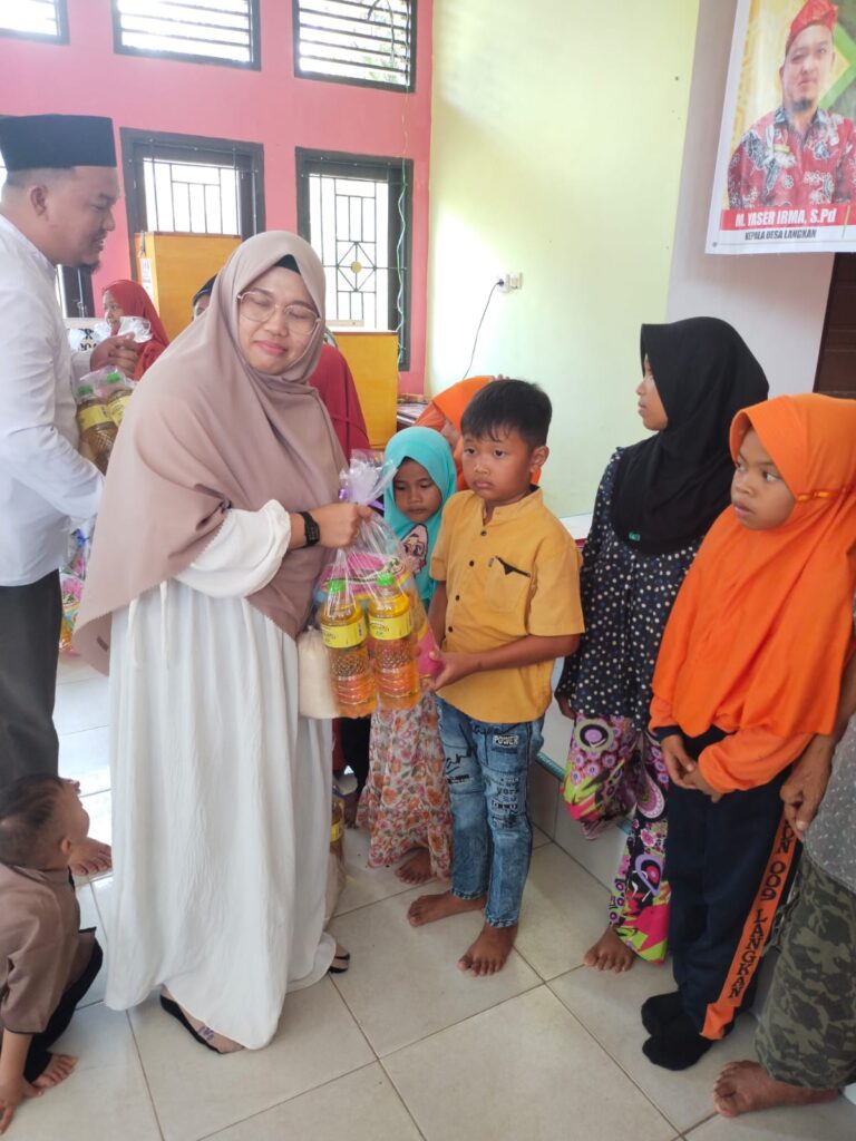 Peduli, Halal Bihalal PKK Desa Langkan Berikan Santunan Anak Yatim dan Lansia