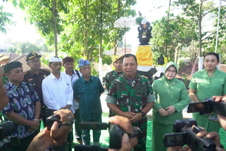 Kunjungi Yon Armed 8/105 Tarik, Pangdam V/Brawijaya: Jati Diri Prajurit Adalah Kunci Keberhasilan!