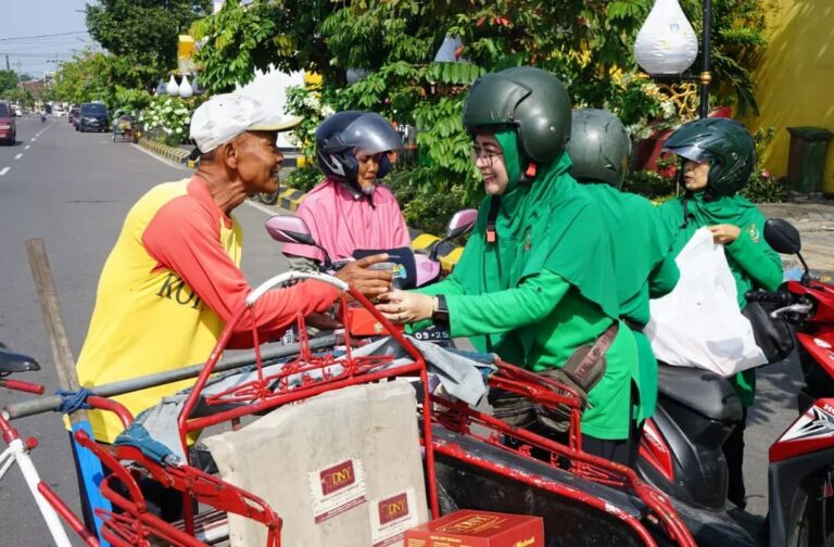 Bantu Puluhan Abang Becak, Persit KCK Koorcab Rem 081: Ini Tugas Kepersitan!