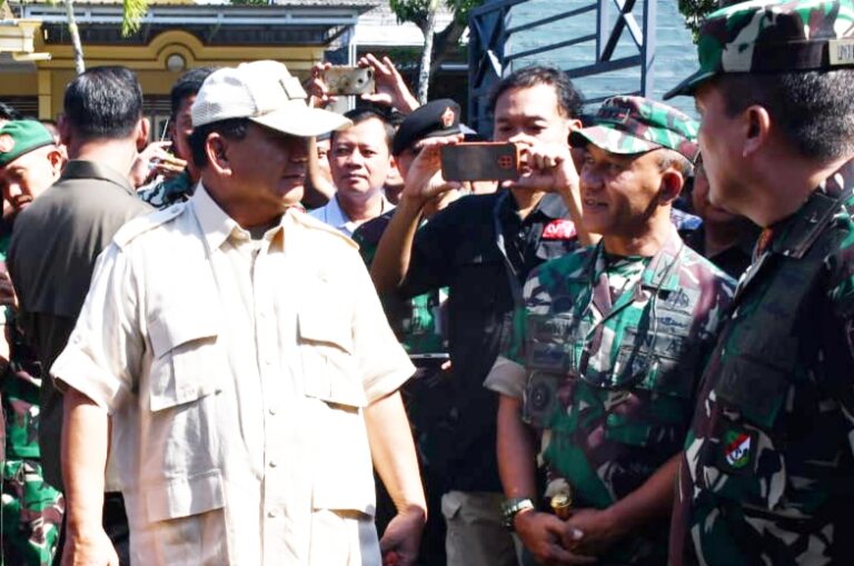 Lakukan Kunker Ke Pacitan, Prabowo Beri Bantusn Sepeda Motor Pada Babinsa