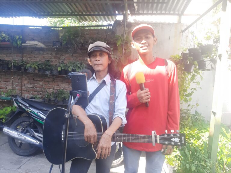 MasyaAllah, Cara Unik Pengamen Jalanan Ini Bikin Omset Hariannya Hampir Sejuta Per Hari