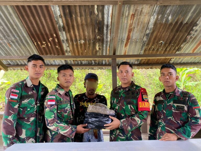 Seorang Warga Papua Serahkan Ganja Seberat 1000 Gram Pada Satgas Yonif 132/BS, Kok Bisa?