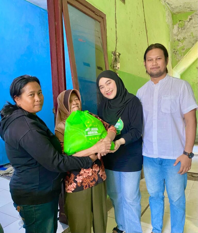 Tim Filantropi NBI Susuri Gang Sempit Bagikan Ratusan Paket Sembako, Penerima: Sangat Bermanfaat Bagi Kami!