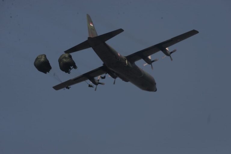 Warga Padati AWR, Latihan Koopsud I dan Trisula Perkasa Korpasgat Disambut Antusias