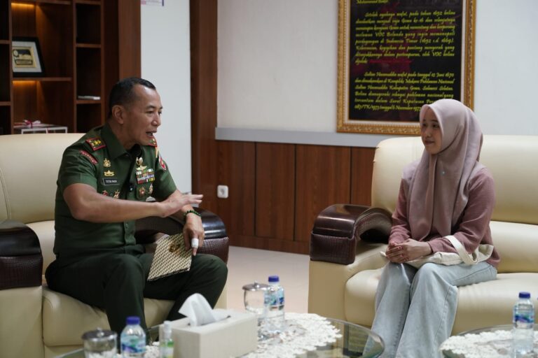 Nuraini Si Gadis Kuat Pemanggul Semen Yang Viral Itu Akhirnya Ditemui Pangdam XIV/Hasanuddin