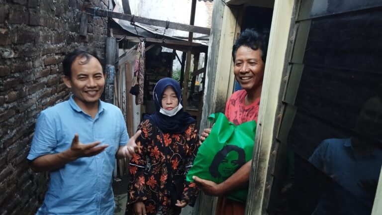 Istiqomah, Tim Filantropi NBI Bagikan Ratusan Paket Sembako Pada Warga Kurang Mampu di Sidosermo