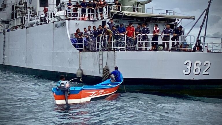 KRI Malahayati-362 Selamatkan Perahu Nelayan Yang Terombang-Ambing di Perairan Salawati