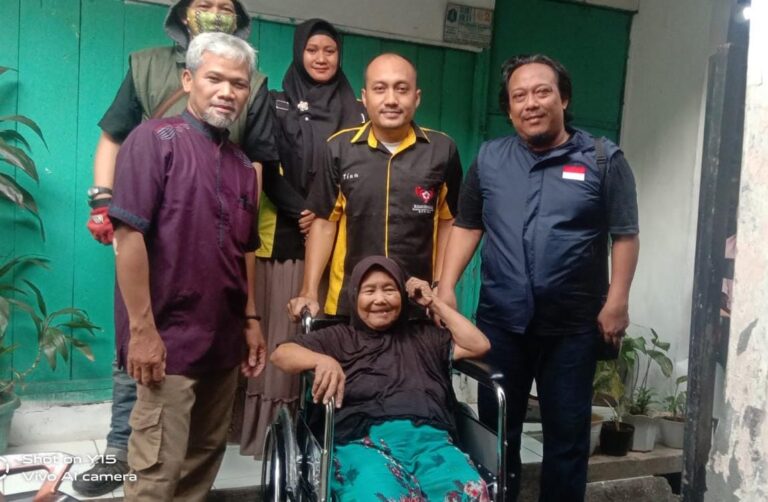 REKAN Indonesia Bantu Dinsos DKI Salurkan Kursi Roda Untuk Warga Kalibata