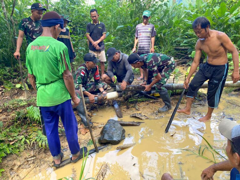 Melihat Kemanunggalan TNI-Rakyat Saat Satgas Yonarmed 10/ Bradjamusti Pasang Pipa Air Bersih di Perbatasan RI-Malaysia