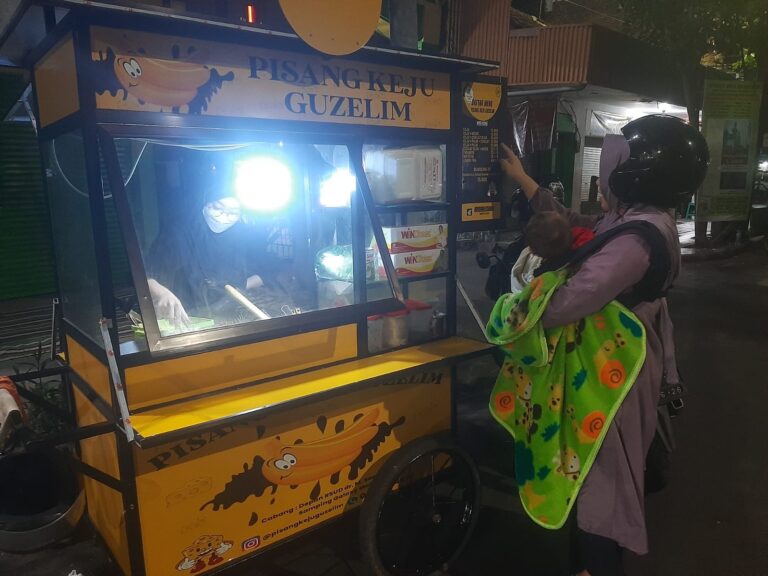 Pisang Keju Guzelim, Street Food Berkonsep Bayar Seikhlasnya Saat Grand Opening