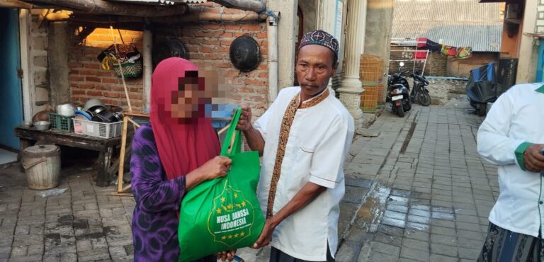 Salurkan Ratusan Sembako, Warga Gang Sempit Hingga Penderita Stroke Pantai Kenjeran Bahagia Terima Bansos Filantropi NBI