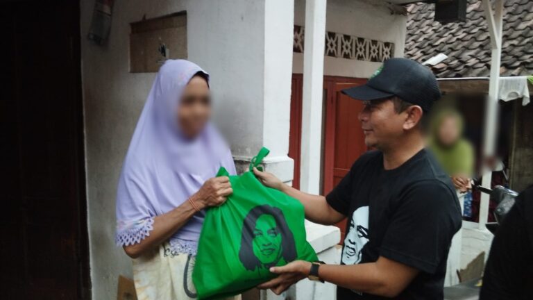 Ketum NBI Kembali Bantu Janda Dan Lansia, Kali Ini Warga Kelurahan Simolawang Surabaya