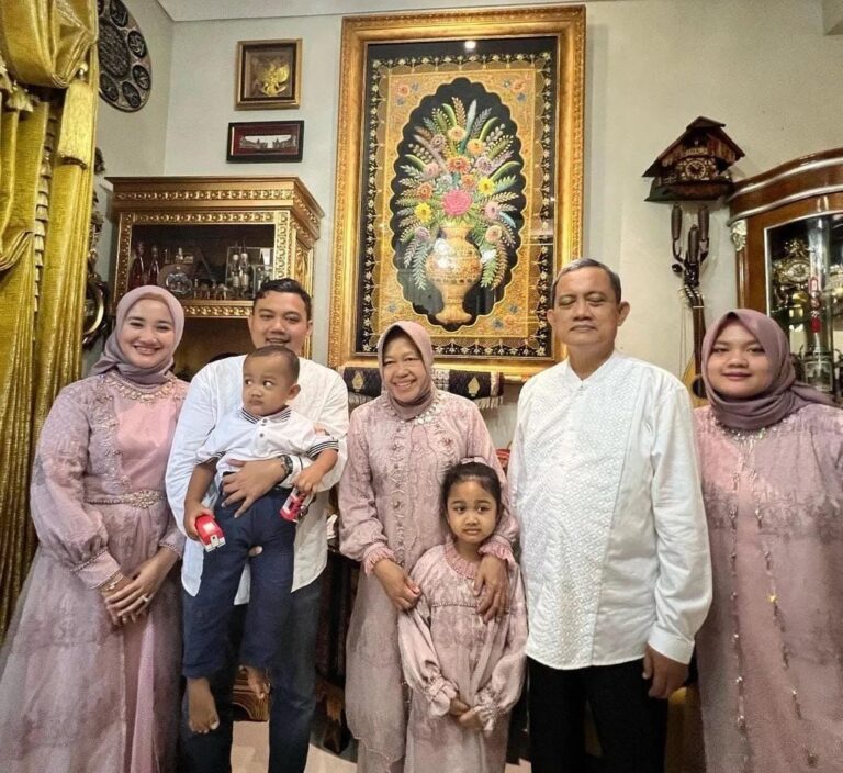 Lulus Dari Magister Manajemen Unair, Putri Mensos Risma Bercita-Cita Jadi PNS