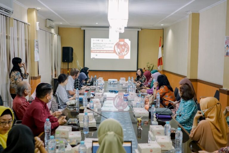 Wujud Pentaheliks, FKM Unair Dampingi UNAIDS Dan Stakeholder Terkait Lakukan Evaluasi Program Integrasi HIV dan Layanan Kesehatan Primer di Surabaya