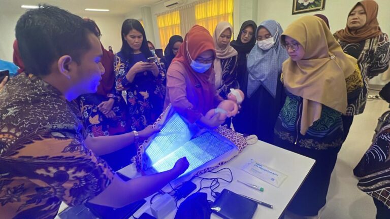 Peduli Tingginya Kasus Bayi Kuning, FK Unair Gelar Pengmas Di Kalimantan Timur