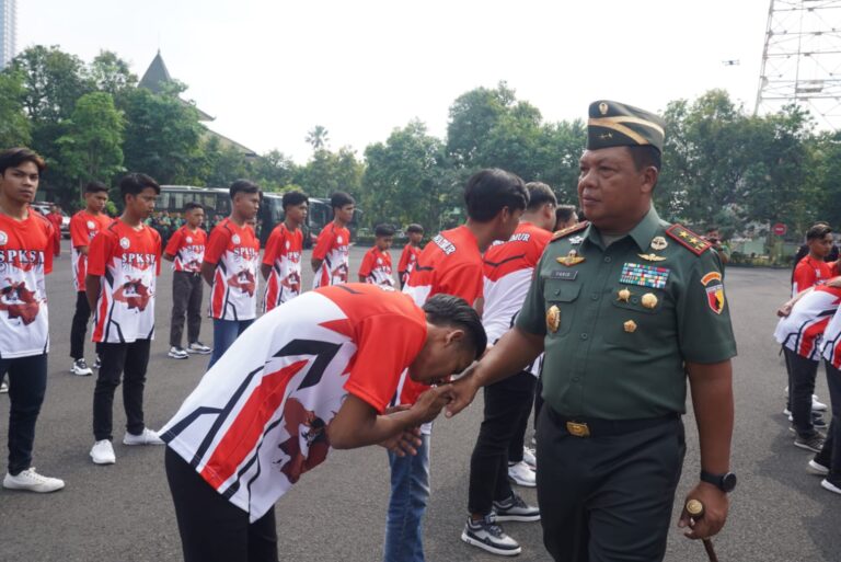 Pangdam V/Brawijaya Berangkatkan Atlet Pencak Silat Kontingen Madura Ke Jawa Barat