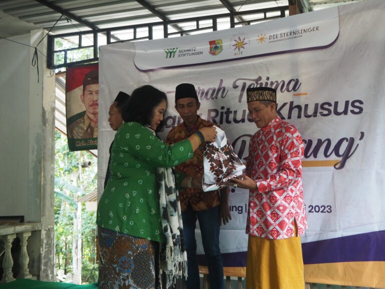 Lestarikan Warisan Budaya, ALIT Indonesia Serahkan Busana Ritual Tari Sandor Relang dan Rumah Adat Pacenan Pada Masyarakat Desa Klungkung