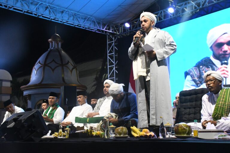 Tampil Di Madiun Bersholawat, Habib Husein Baagil: Saya Bangga Pada Kota Madiun!