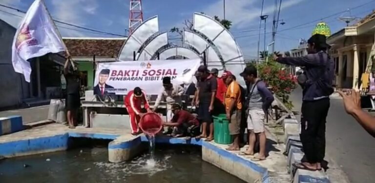 Politisi Gerindra Situbondo Ini Gelar Baksos Tebar Benih Ikan