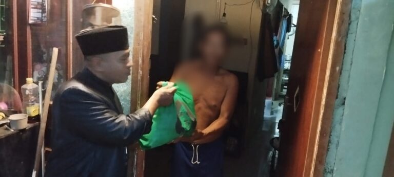Gruduk Kejawan Putih Tambak, Filantropi NBI Kembali Bagikan Ratusan Sembako Pada Dhuafa