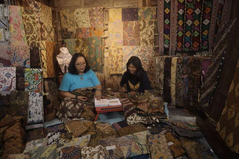 Dari Hobi Ke Misi, Kisah Yuliati Umrah Jadi Kolektor Kain Tradisional Nusantara