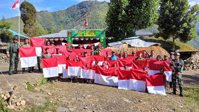Jelang HUT RI Ke-78, Prajurit Rusa Hitam 721 Bersama Masyarakat Kanggime Tolikara Kibarkan Merah Putih Serentak