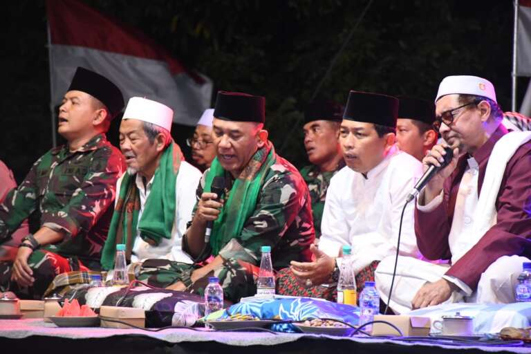 Hadiri Tanjungrejo Bersholawat, Danrem 081/DSJ Ingatkan Pentingnya Menyatu Dengan Ulama Dan Umara