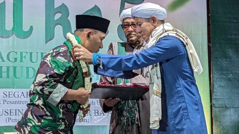 Dinobatkan Sebagai Komandan Sholawat Oleh Habib Segaf Baharun, Danrem 081/DSJ Siap Bantu Majukan Dunia Pendidikan di Pesantren