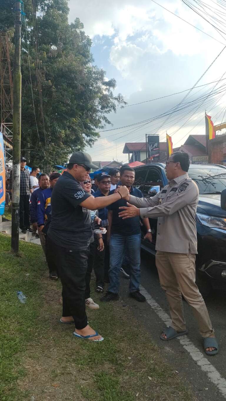 Sekretaris DPW Partai NasDem Riau Yopi Arianto Disambut Bupati Kuansing Pada Perhelatan Festival Pacu Jalur